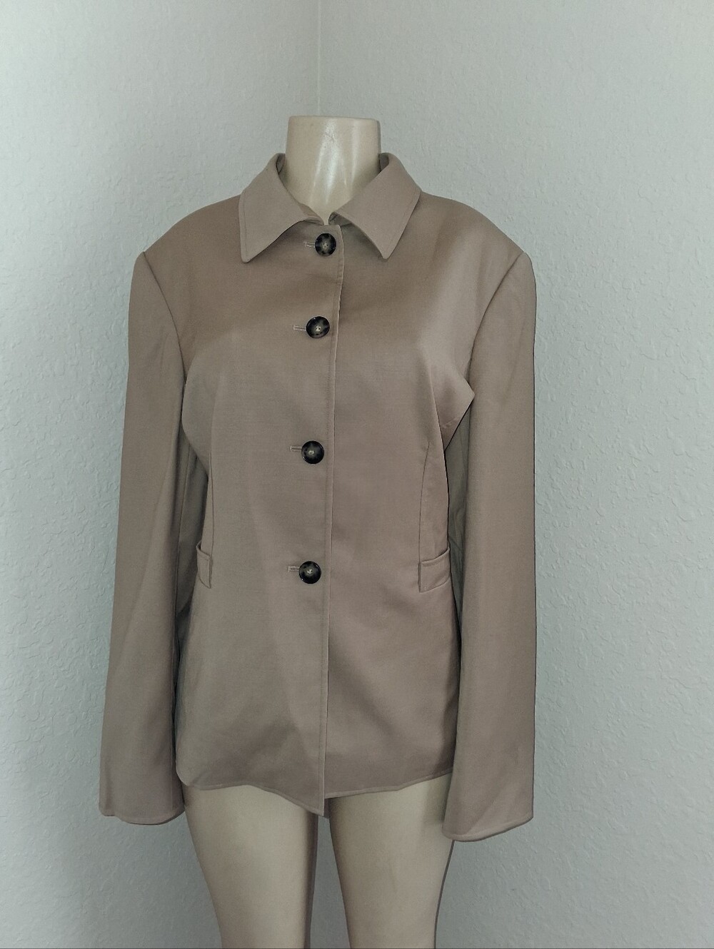 ELLEN TRACY TAUPE JACKET W/ 4 BUTTON CLOSURE SZ 18
